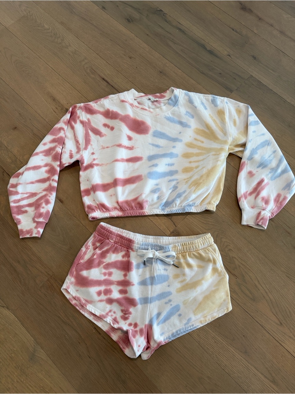 Z Supply Britton White Tie-Dye Sweatshirt & Malibu Shorts Set, great condition!
